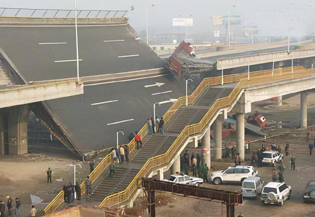 湖北高速橋梁側(cè)翻追蹤 專家：獨柱墩設(shè)計有安全隱患