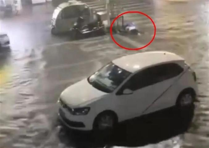 江蘇揚(yáng)州一對(duì)夫妻街頭積水中觸電身亡