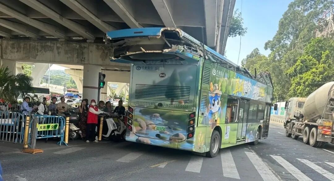 深圳一公交車撞擊限高架致“削頂”