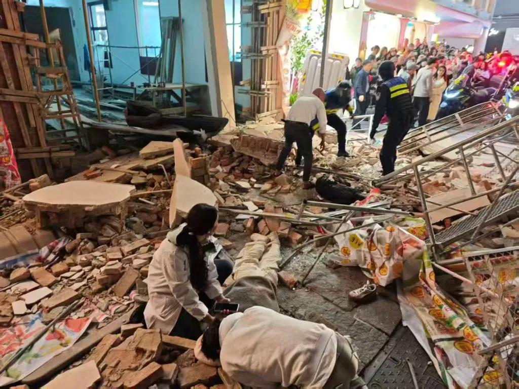 長沙一網紅街區店鋪外墻垮塌 致2死2傷