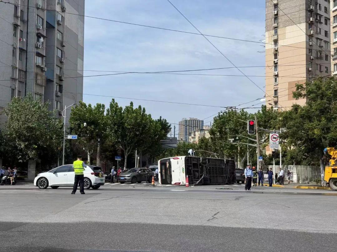 上海一公交車和土方車相撞發生側翻
