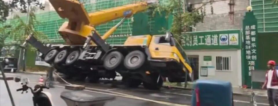 成都一工地吊車機械臂傾倒